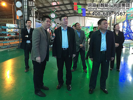 市委領(lǐng)導參觀洪海LED天幕車間